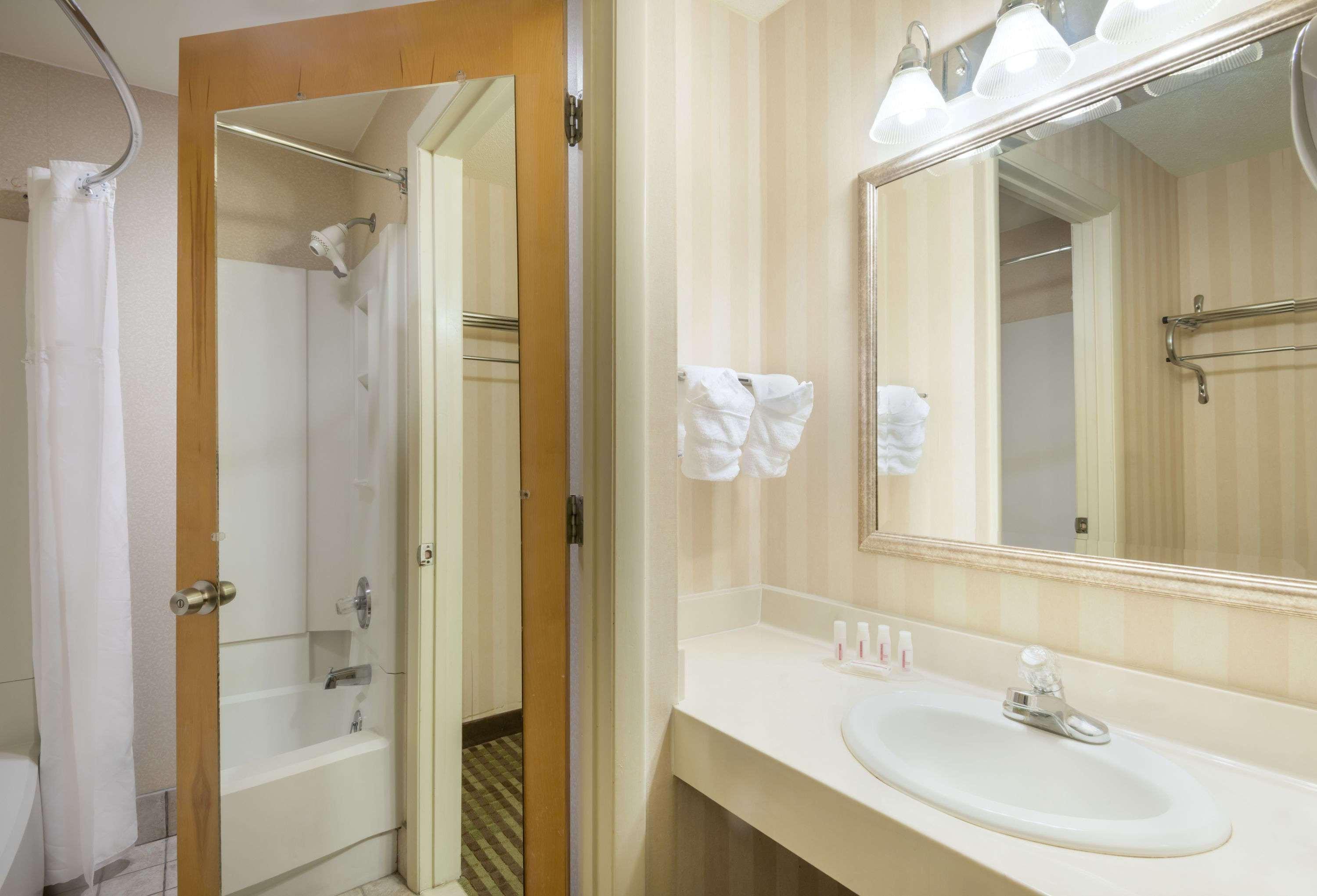 מלון ווסטרוויל Ramada By Wyndham Columbus North מראה חיצוני תמונה